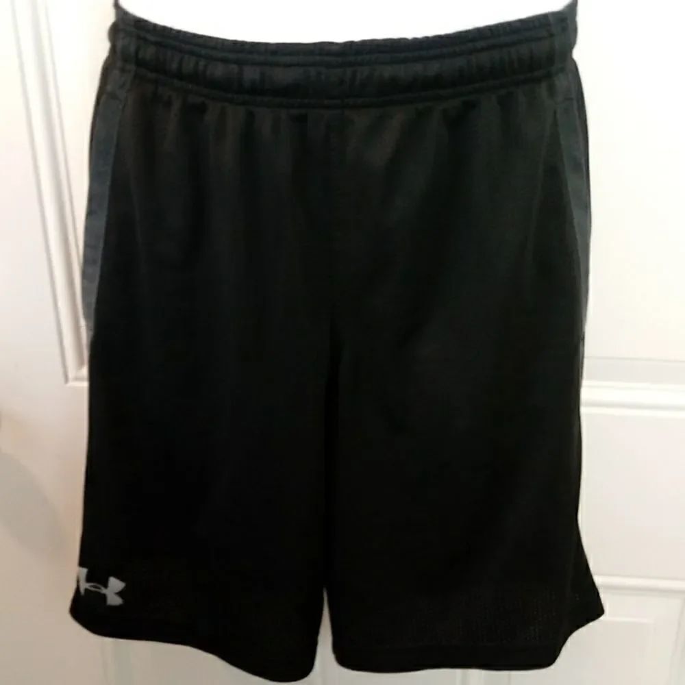 Under Armour heatgear black shorts with pockets